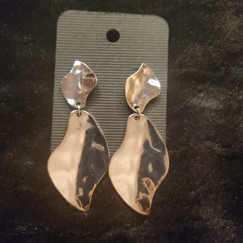 Brand new without original tag silver leaf earrings!!